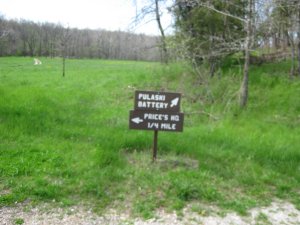 Sign pointing the way to the Pulaski Battery